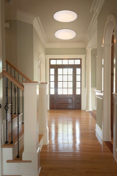 Flur mit Treppe, Holzboden, Eingangstür und Deckenleuchten