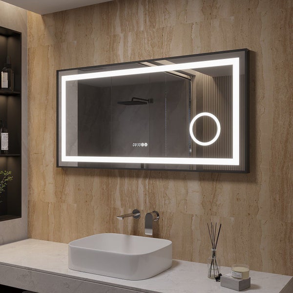 Rechteckiger Badezimmerspiegel mit LED Beleuchtung, integrierter Digitaluhr und kosmetischer Vergrößerungsfläche über einem Waschbecken.
