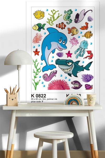 Wandaufkleber mit verschiedenen Meeresbewohnern auf einem Tisch