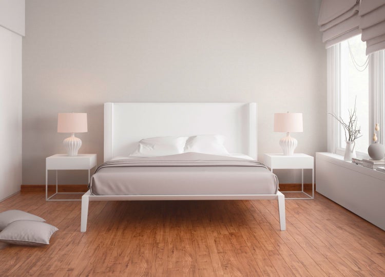 Wohnzimmer mit Sofa, Stehlampe und Beistelltisch