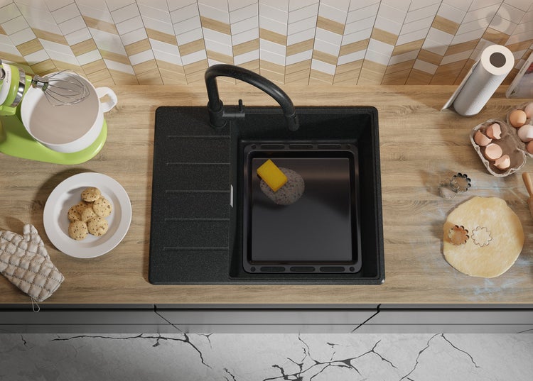 Küchenszene mit Spüle, Armatur und Backutensilien auf der Arbeitsfläche.