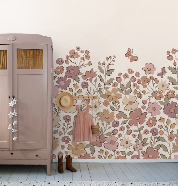 Zimmeransicht mit Kleiderschrank, Kleid, Hut, Stiefeln und Blumenmuster-Tapete