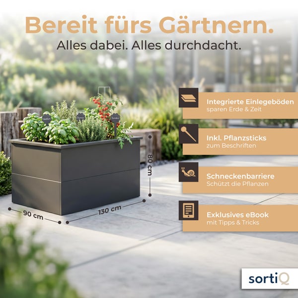 Hochbeet in Anthrazit mit Kräutern, Maße 130 mal 90 mal 80 Zentimeter, mit Einlegeböden, Pflanzsticks, Schneckenschutz und eBook. sortiQ Logo.
