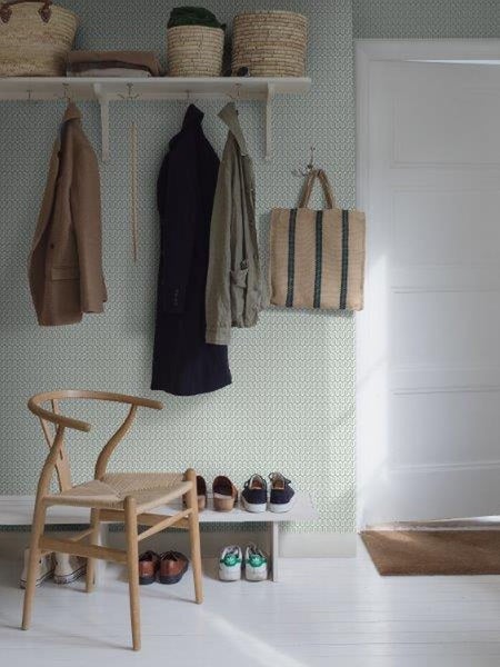 Detail einer Deckenleuchte mit goldfarbener Verzierung