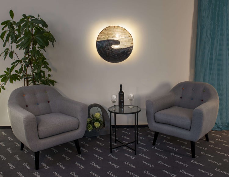 Wohnzimmer Szene mit rotem Sessel, Decke und Wandleuchte