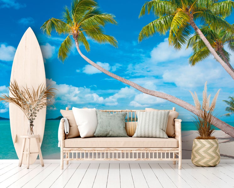Dekoratives Wohnzimmer mit Strandtapete, Sofa und Surfbrett
