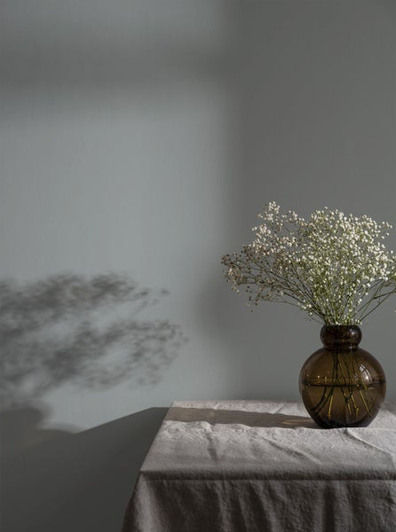 Gesteck mit Schleierkraut in Glasvase auf Tisch