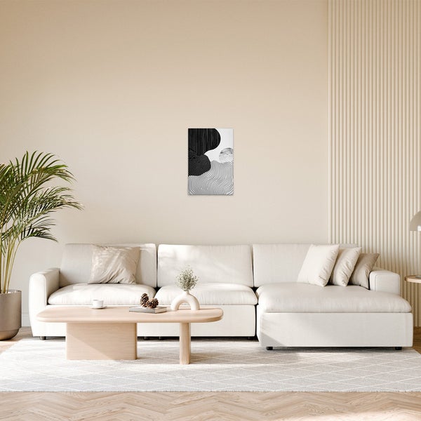 Dekoratives Wandbild mit abstrakten Formen im Wohnzimmer.