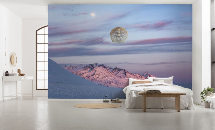Geräumiges Zimmer mit Wandbild einer verschneiten Berglandschaft unter einem bewölkten Himmel