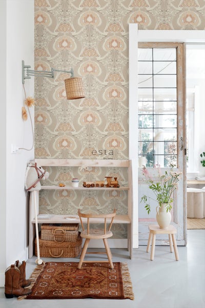 Heller Raum mit gemusterter Tapete, Holzregal, Stuhl und Dekoration