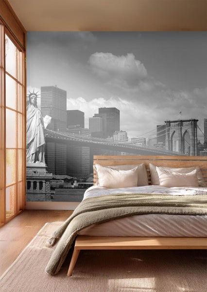 Helles Schlafzimmer mit Fototapete New York, Bett und Fenster