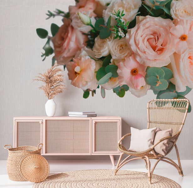 Modernes Wohnzimmer mit floraler Fototapete, Sideboard mit Wiener Geflecht, Rattan-Sessel, Juteteppich und Korb.