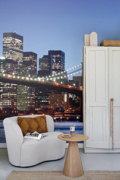 Wohnzimmer mit Sessel, Tisch, Schrank und New-York-Tapete