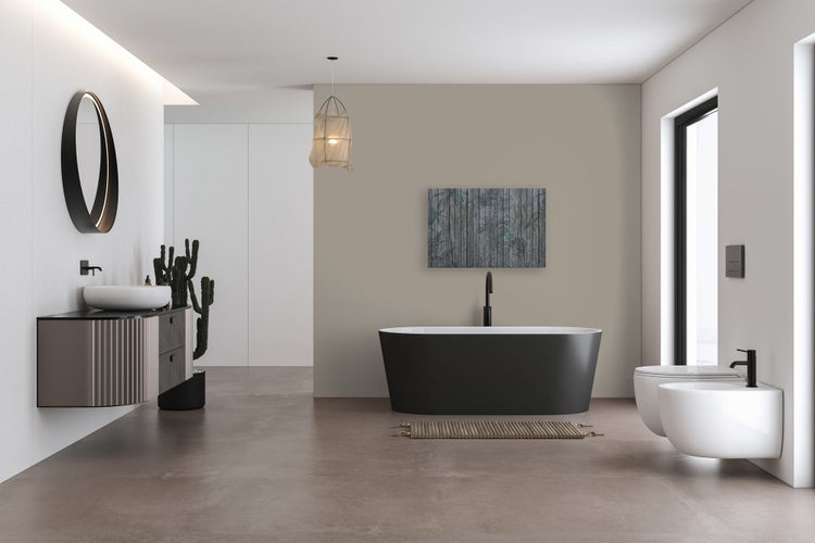 Modernes, geräumiges Badezimmer mit freistehender Wanne, hängendem Waschtisch, wandmontiertem WC und Bidet sowie minimalistischer Einrichtung.