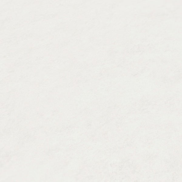 Kinderzimmer mit hellblauer gemusterter Tapete, Schreibtisch, Stuhl, Bücherregal und Spielteppich