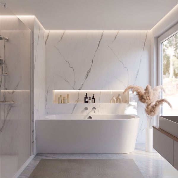 Helles Badezimmer mit Badewanne, Dusche und Waschtisch