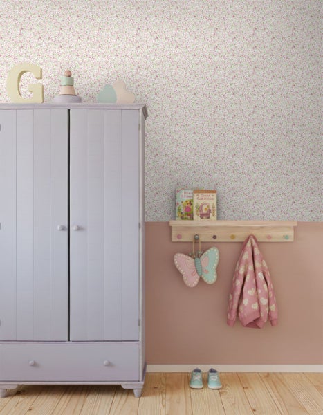 Kinderzimmer mit kleinteiliger floraler Tapete, hellviolettem Kleiderschrank und Holzregal.