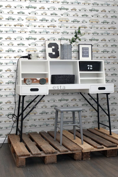 Zimmeransicht mit Schreibtisch, Stuhl und Tapete mit Automotiven