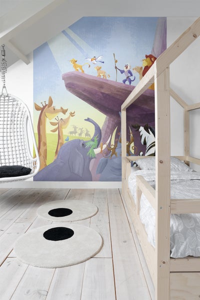 Kinderzimmer mit Wandbild, Bett und Hängesessel für eine freundliche Atmosphäre