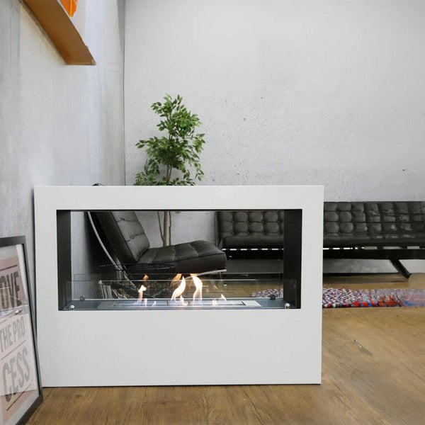 Ethanolkamin in einem hellen Wohnzimmer