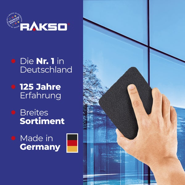 Hand reinigt eine Glasfläche mit einem Rakso Reinigungsschwamm. Rakso Logo und Qualitätssiegel für Herstellung in Deutschland mit 125 Jahren Erfahrung.