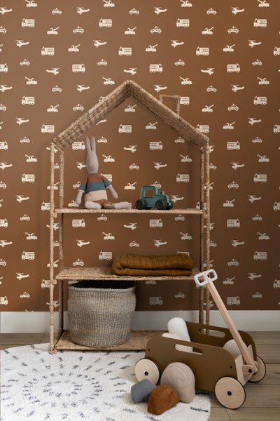 Badezimmer mit Duschkabine, Duschwanne, Duscharmatur, Hocker und Handtuch