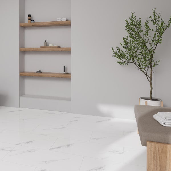 Helles Badezimmer mit weißen Marmorfliesen, Holzregalen und Zimmerpflanze