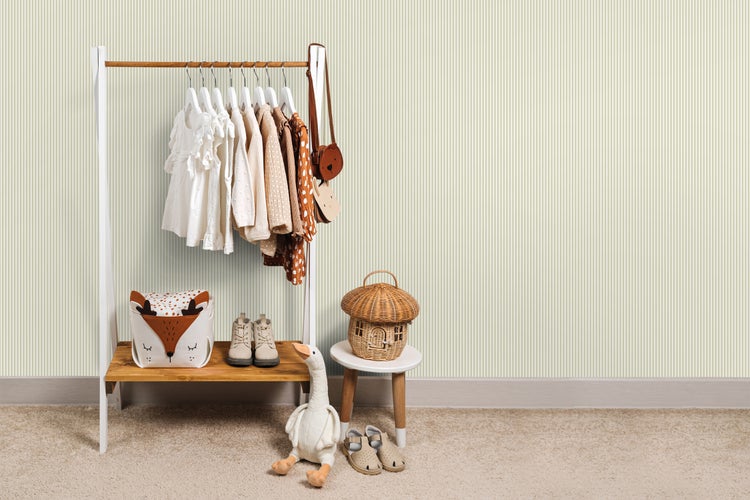 Kinderzimmer mit Kleiderständer, Spielzeug und Accessoires