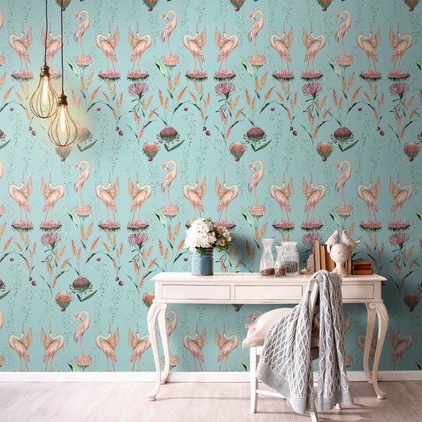 Hand mit Schutzhandschuh hält Stahlfeder über Holzstück mit Bohrung