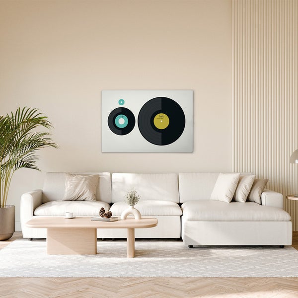 Wohnzimmer mit einer Wanddekoration, die Schallplatten zeigt, und einer Couch.