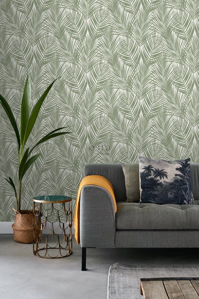 Dekorative Tapete mit Palmenmuster in einem Wohnzimmerambiente