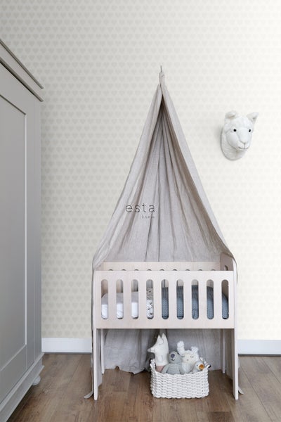 Babyzimmer mit Kinderbett, Baldachin, Spielzeug und Tapete mit Herzmuster