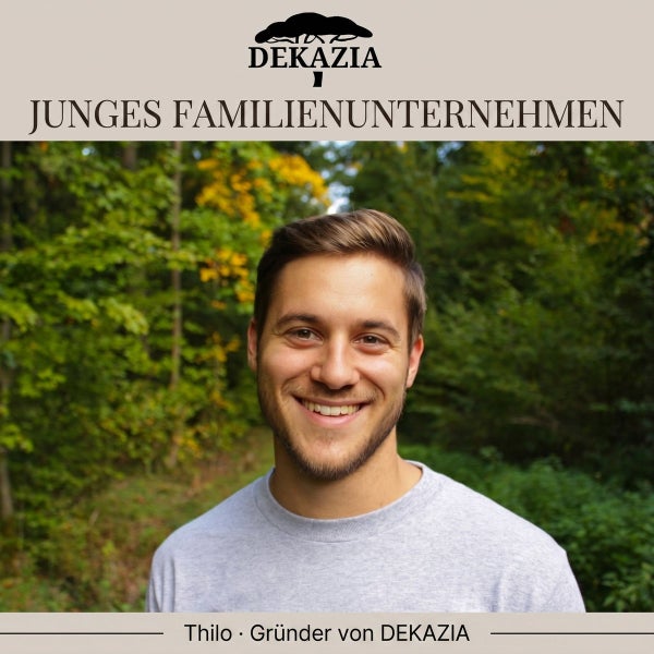 Portrait von Thilo, Gruender des Unternehmens Dekazia, vor einem Waldhintergrund mit Dekazia Logo und Schriftzug Junges Familienunternehmen.