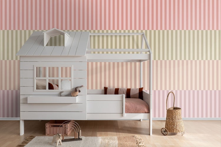 Kinderzimmer mit Spielbett in Hausform, Dekoration und Spielzeug