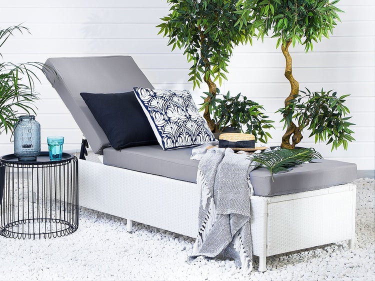 Garten Szene mit Liege, Beistelltisch und Dekoration