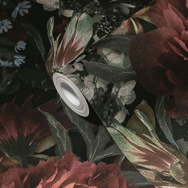 Dekoratives Wohnzimmer mit floraler Tapete, blauem Sofa und Holzboden.