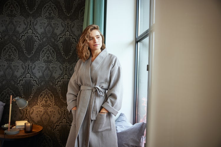 Nahaufnahme einer dunklen Tapete mit floralem Muster