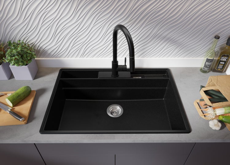 Schwarzes Spülbecken mit Armatur in einer modernen Küche.
