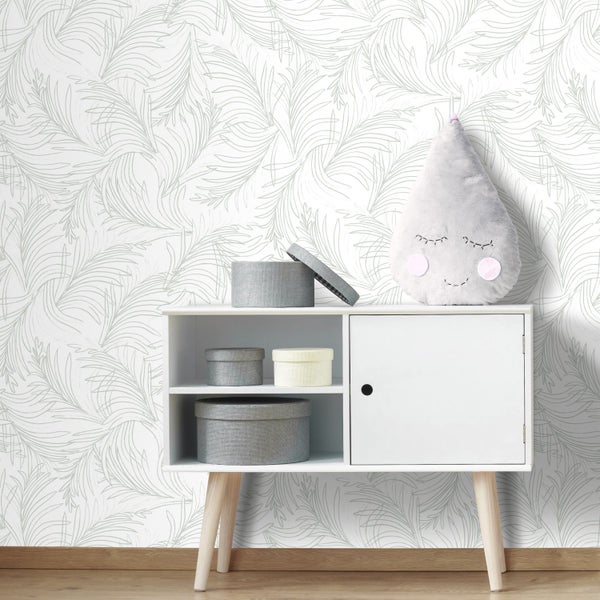 Vliestapete mit filigranem Palmenblatt-Muster in einem hellen Zimmer mit weißem Sideboard.