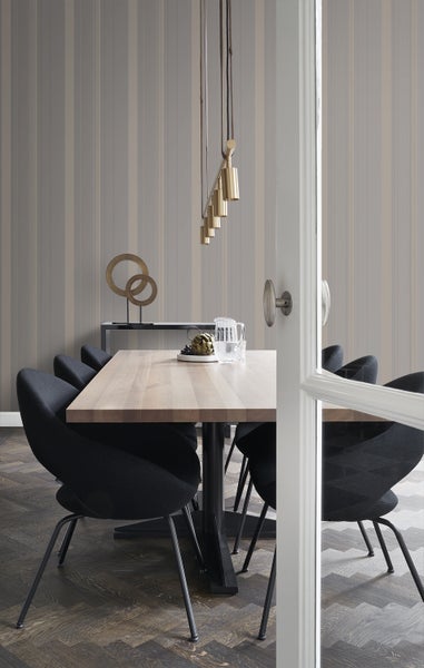 Esszimmer mit Esstisch, Stühlen und gestreifter Tapete