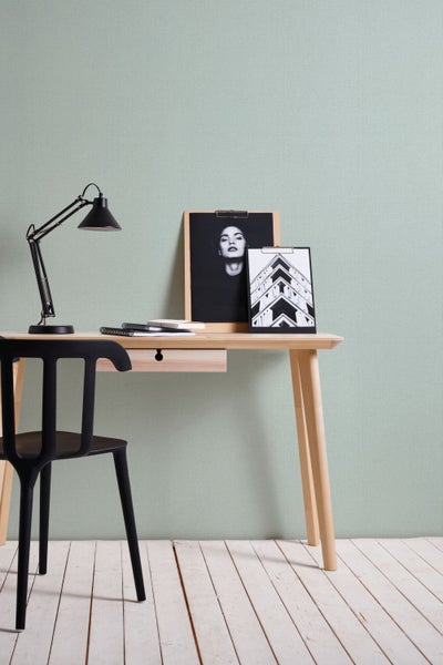 Szene mit Sofa, Beistelltisch und Wandgestaltung in einem hellen Raum