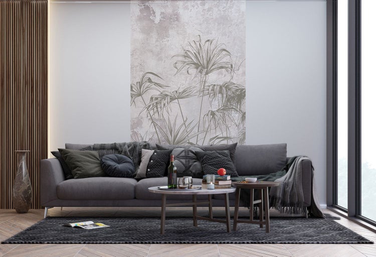 Wohnzimmer mit Sofa, Couchtisch und Dekoration