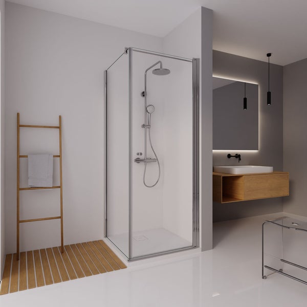 Modernes Badezimmer mit Eckdusche aus Glas, Duschsystem aus Metall, Handtuchleiter aus Holz und Waschtisch mit Aufsatzbecken und Leuchtspiegel.