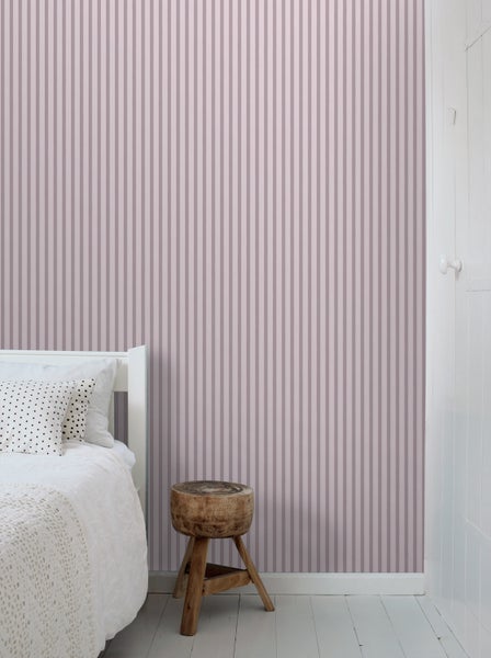 Tapetenrolle mit Streifenmuster