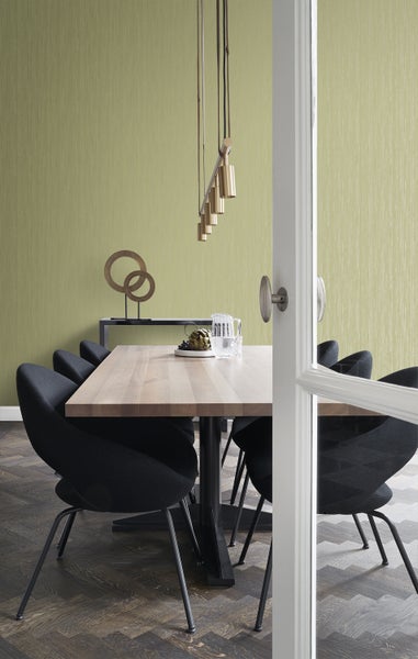 Esszimmer mit Holztisch, schwarzen Stühlen und Pendelleuchte