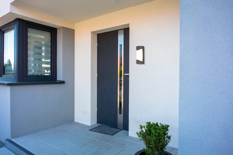 Fassade eines Hauses mit Haustür, Fenster und Außenleuchte