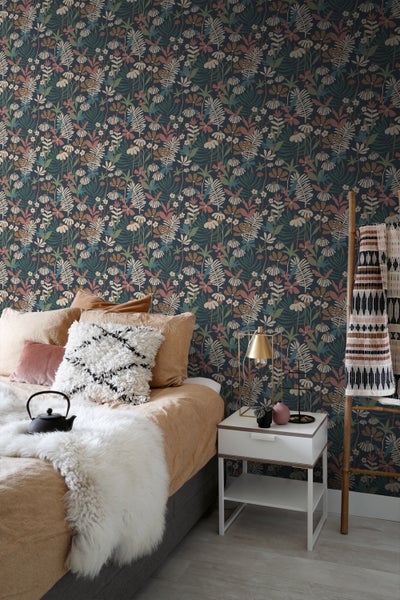 ESTAhome Tapete tropische Blätter und Blüten Dunkelblau und Mehrfarbig - 50 x 900 cm - 130999