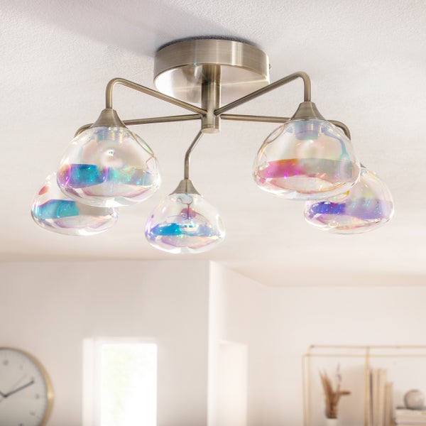 Deckenleuchte mit fünf Lampen und irisierenden Glasschirmen
