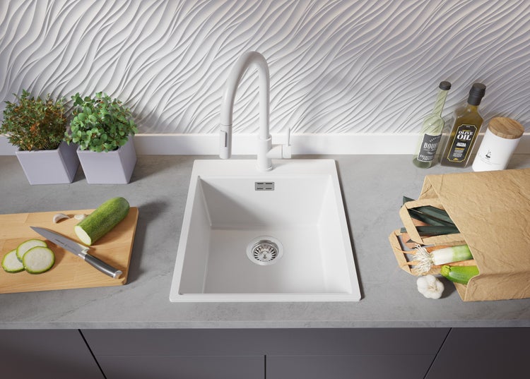 Küchenspüle mit Armatur auf einer Arbeitsplatte mit Lebensmitteln