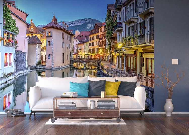 Wandbild mit Stadtlandschaft über Sofa und Tisch